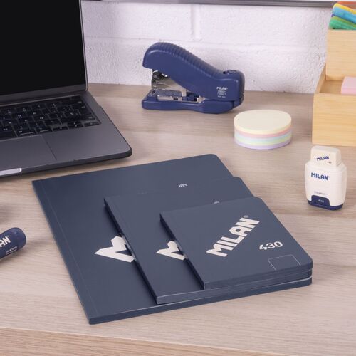 BLOCK A6 ENCOLADO. Papel liso, 48 hojas de 95 gr/m², colección 430 since 1918, azul.